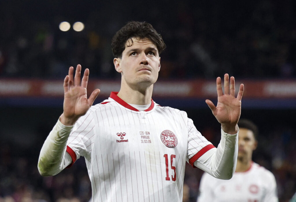 Christian Nørgaard undskylder ud mod de danske fans.