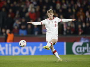 Rasmus Højlund tager straffespark for Danmark.