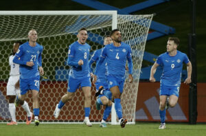 Islands Victor Palsson fejrer sin scoring mod Frankrig den 13. oktober 2025.