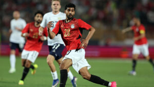 Ibrahim Adel i aktion for det egyptiske landshold i en venskabskamp mod Rusland