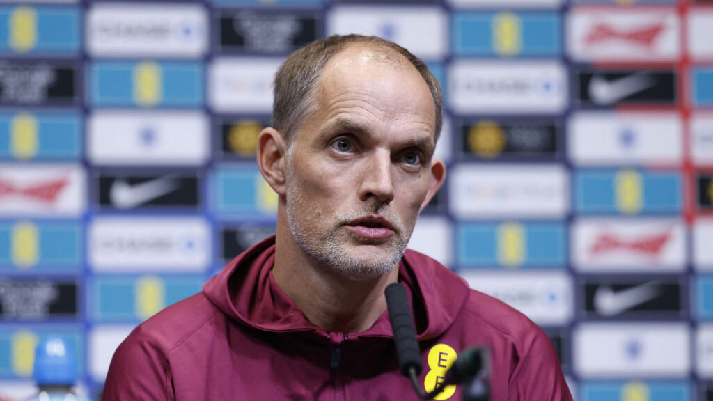 Thomas Tuchel sidder til et pressemøde
