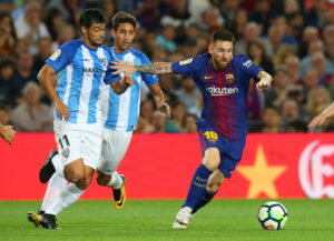 Malagas Gonzao Castro i duel med Lionel Messi den 21. oktober 2021.