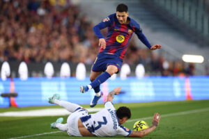 Roony Bardghji hopper over en Levante-spiller.