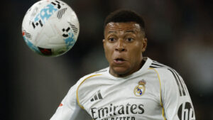 Kylian Mbappé med øjnene rettet mod bolden.