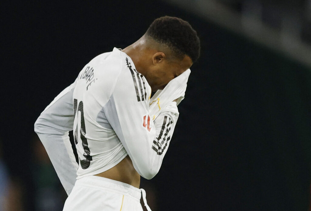 Kylian Mbappé med hovedet i trøjen.