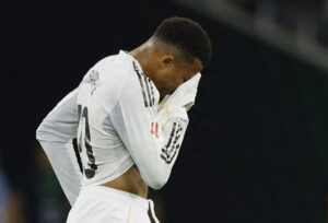 Kylian Mbappé med hovedet i trøjen.