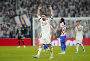 Dani Carvajal med armene i vejret.