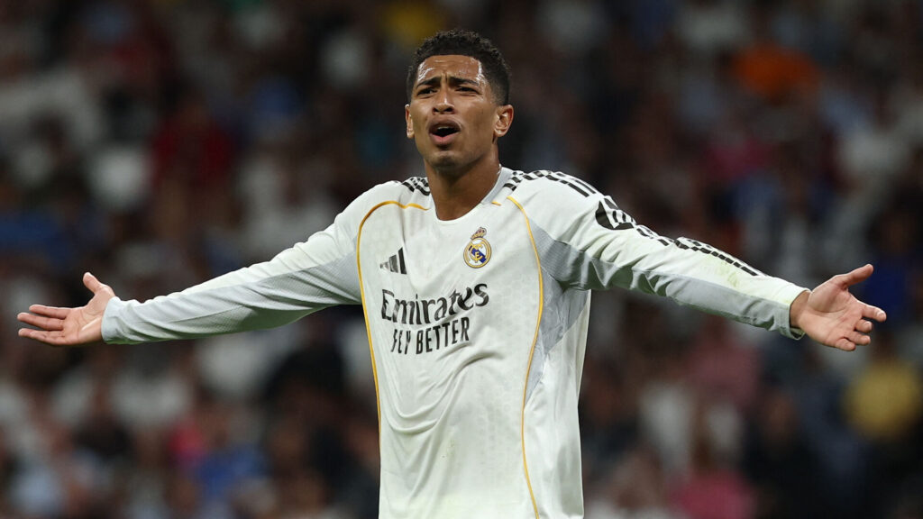 Jude Bellingham står med armene strakt ud til siderne.