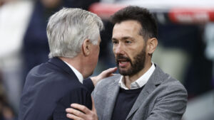 Valencia-træner Carlos Corberán i tale med Carlo Ancelotti.