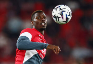 Paul Pogba kigger på bolden.