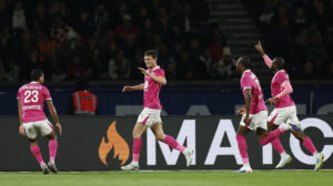 Rasmus Nicolaisen jubler med sine holdkammerater efter scoring mod PSG.