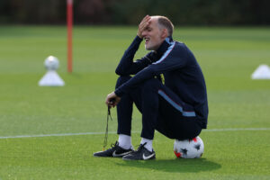 Thomas Tuchel sidder på bolden under Englands træning ved Nations League landsholdssamling den 25. september 2026.