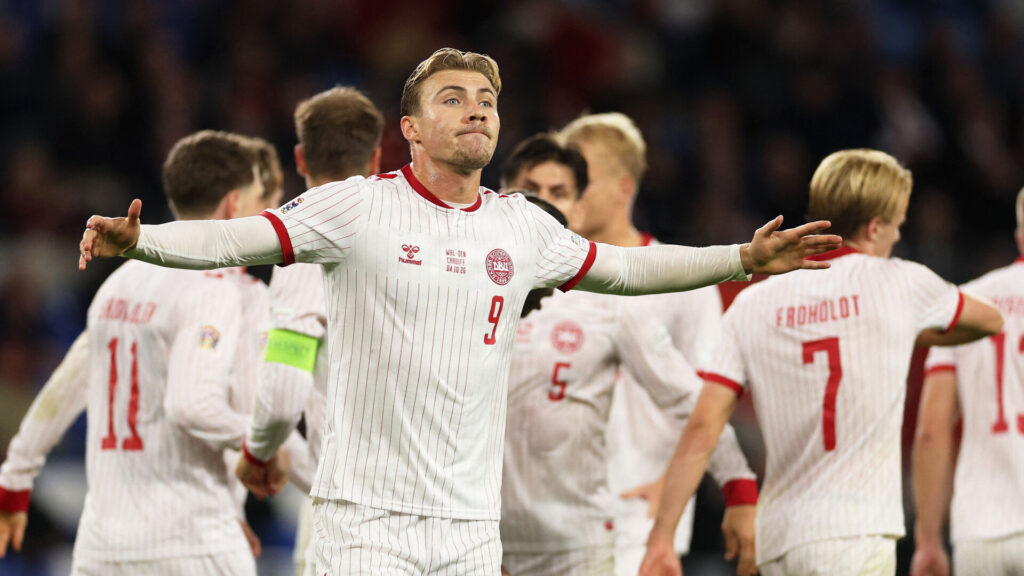 Rasmus Højlund fejrer scoring mod Wales.