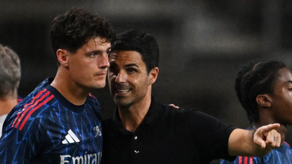 Mikel Arteta og Christian Nørgaard i samtale i Arsenal.