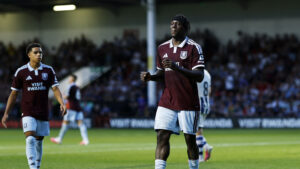Brian Madjo i aktion for Aston Villa i en venskabskamp