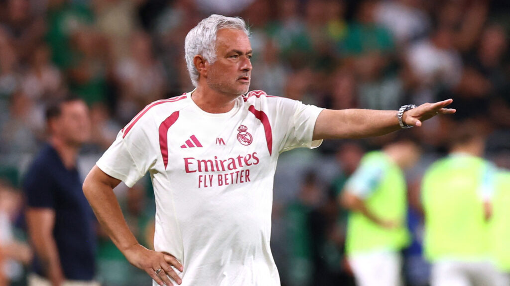 José Mourinho gestikulerer for Real Madrid.