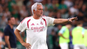 José Mourinho gestikulerer for Real Madrid.