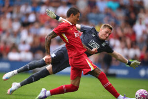Daniel Iversen kaster sig ned i forsøget på at redde et forsøg fra Darwin Nunez