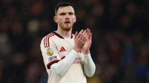 Andy Robertson klapper i sine hænder.