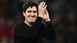 Andoni Iraola klapper i sine hænder.