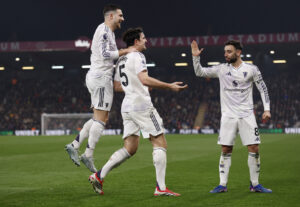 Harry Maguire highfiver.