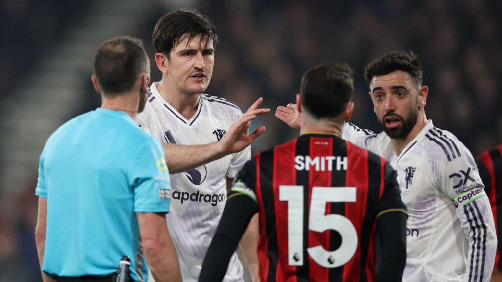 Harry Maguire og bruno Fernandes med Bournemouth-spiller.