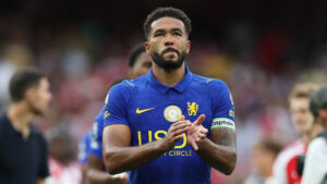 Chelsea-anfører Reece James klapper ud til publikum.