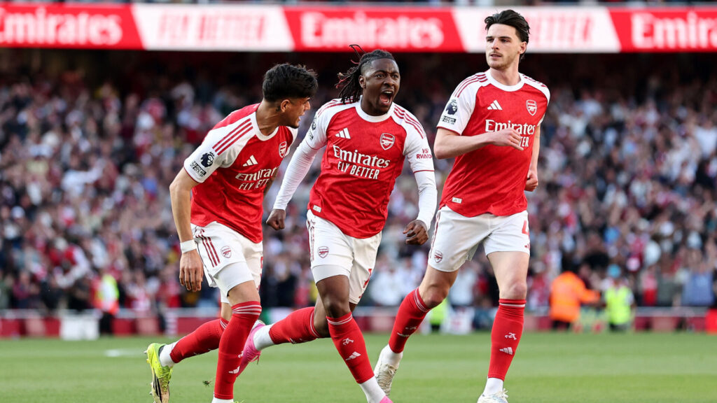 Eze, Hincapie og Rice jubler efter scoring.