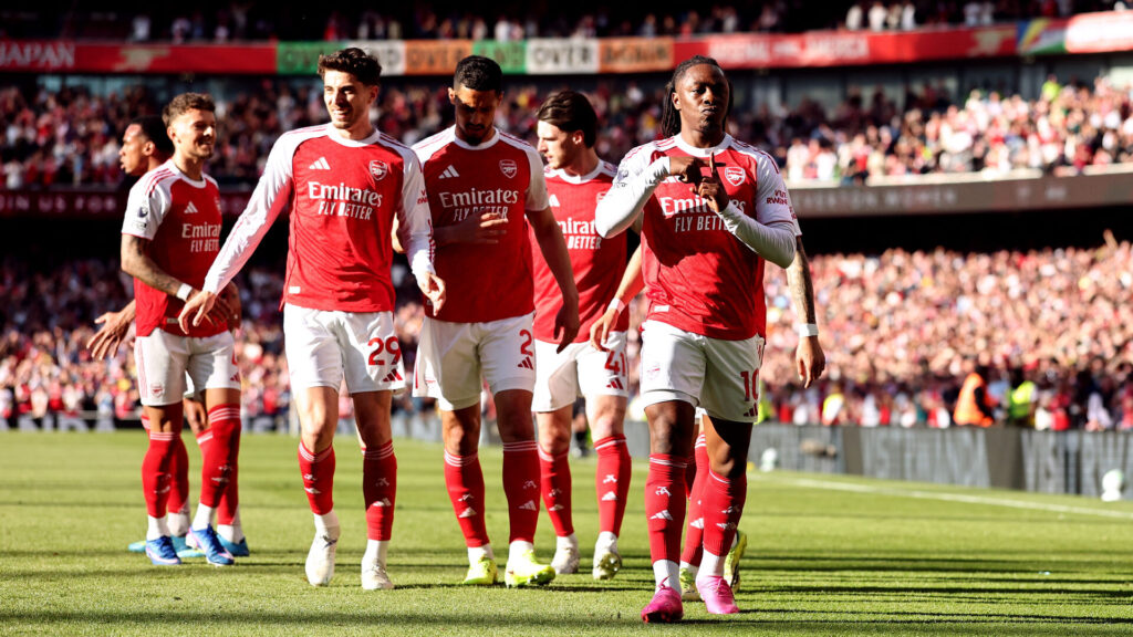 Arsenal-spillere jubler efter scoring.