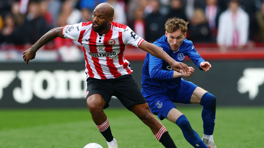 Igor Thiago med bolden mod Everton.