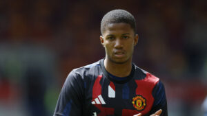 Chido Obi Martin varmer op for Manchester United