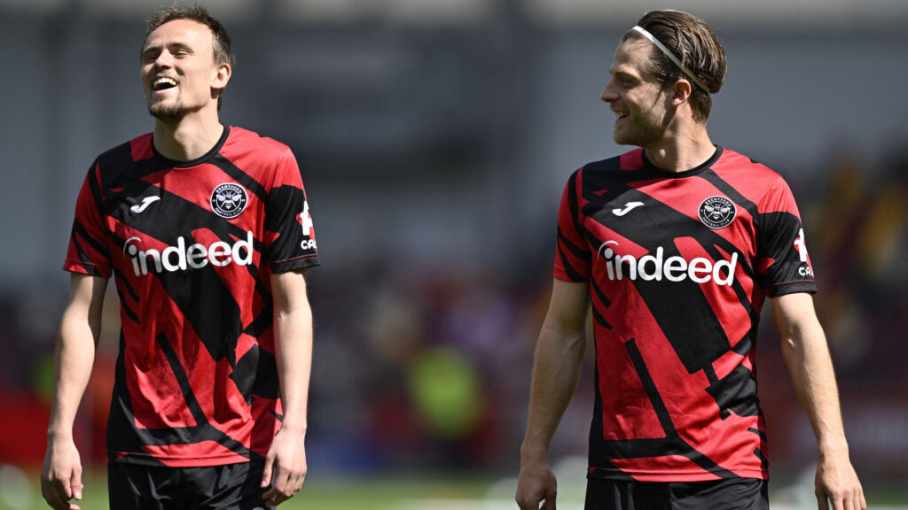 Mathias Jensen og Mikkel Damsgaard smiler.