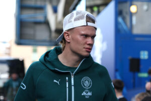 Erling Haaland med kasketten omvendt på.