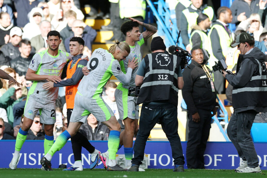 Manchester Citys spillere jubler efter en scoring mod Chelsea.