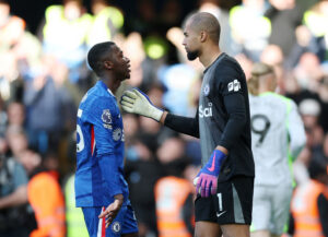 Moises Caicedo og Robert Sanchez.