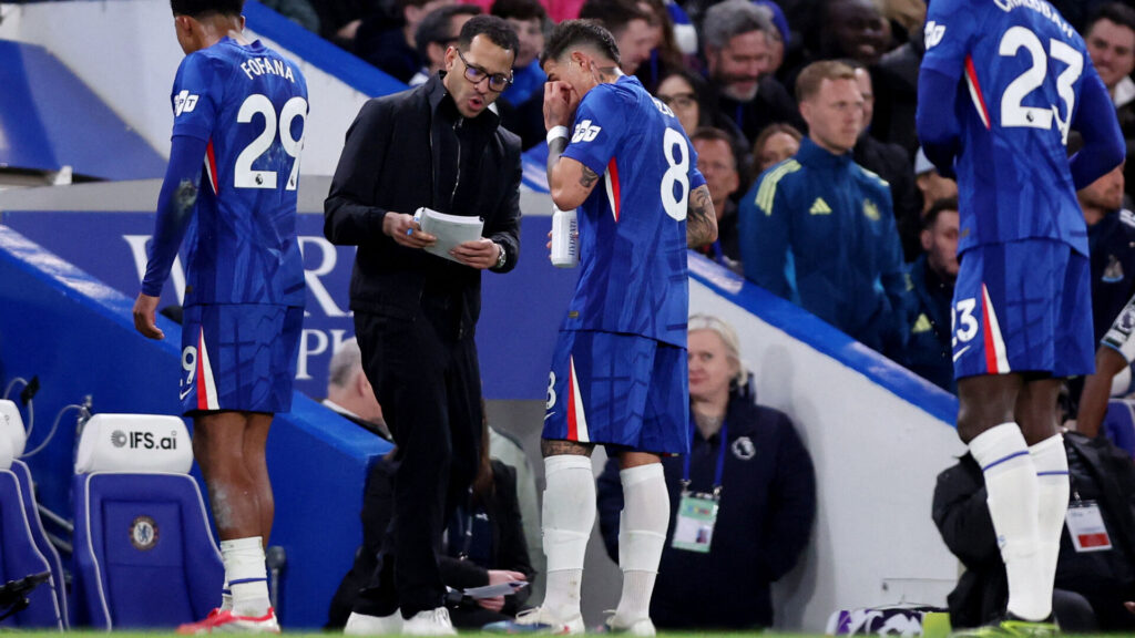 Enzo Fernandez og Liam rosenior i samtale ved sidelinjen.