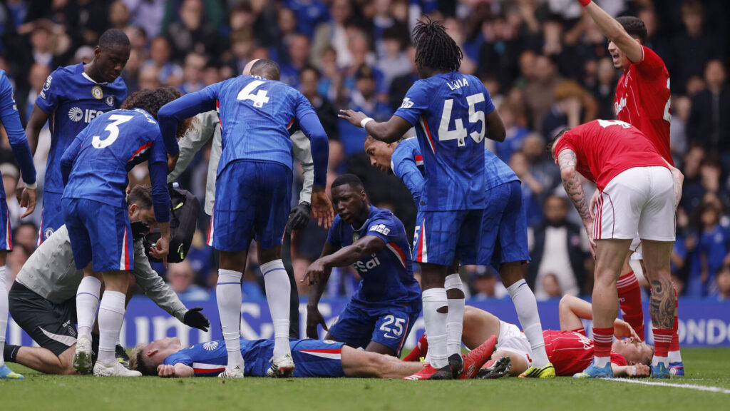 Chelsea-debutant Jesse Derry ligger på græsset.