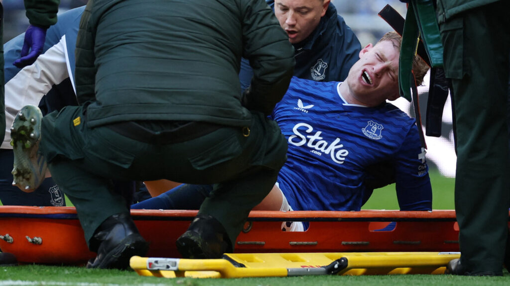 Jarrad Brantwaite ømmer sig på en båre.