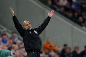 Pep Guardiola slår ud med armene.