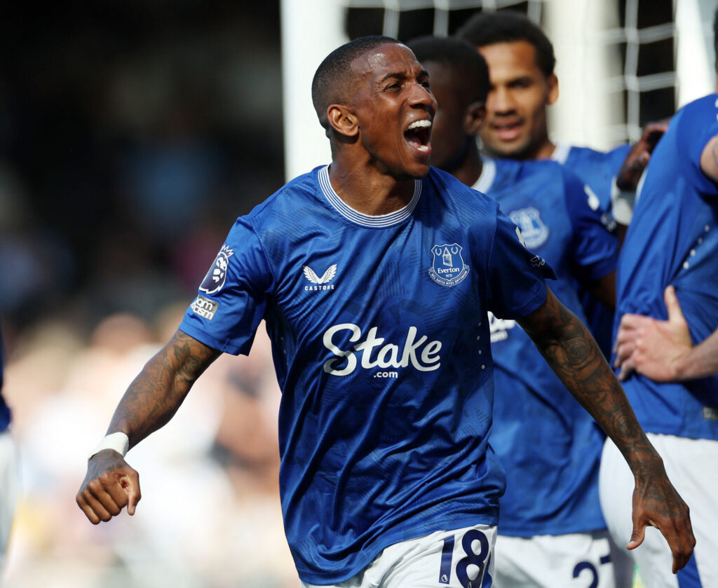 Ashley Young jubler vildt iført en Everton-trøje.