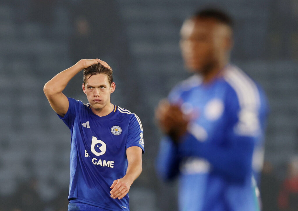 Jannik Vestergaard tager sig til hovedet.