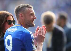 Jamie Vardy klapper til Leicester-fansene i afskedskampen den 18. maj 2025.