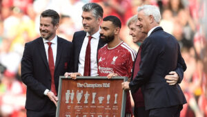 Richard Hughes hylder sammen med andre ansatte i Liverpool Mohamed Salah