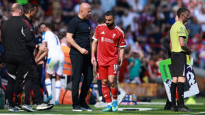 Mohamed Salah snakker med Arne Slot.