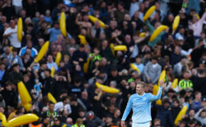 Erling Haaland opmuntrer fansene efter sin scoring til 1-0 mod Liverpool i Premier League den 11. oktober 2026.