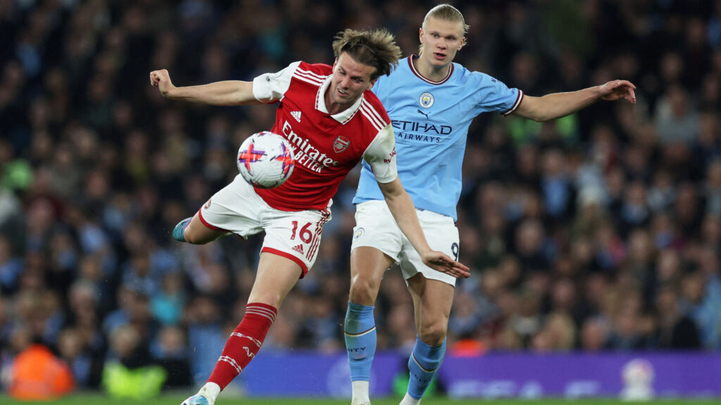 Rob Holding i aktion for Arsenal mod Erling Haaland.