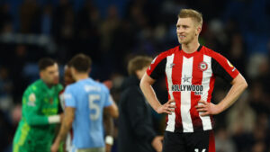 Ben Mee i en Brentford-trøje