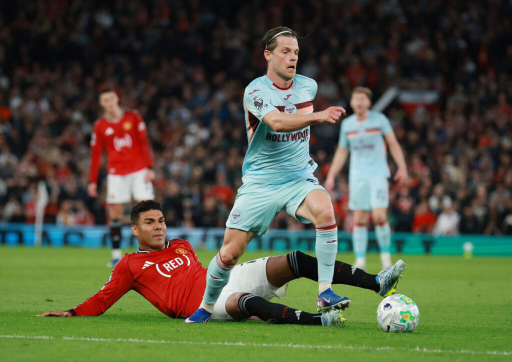 Mathias Jensen på bolden under kampen mod Manchester United.