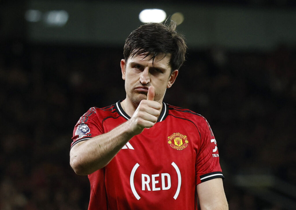 Harry Maguire giver en tommel op.