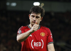 Harry Maguire giver en tommel op.